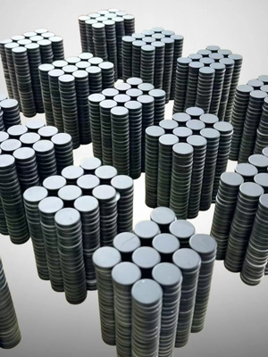 บล็อกบริษัทล่าสุดเกี่ยวกับ สัมผัสประสบการณ์แม่เหล็กแรงสูง: แม่เหล็กนีโอไดเมียมอุตสาหกรรม N42 ยาว 75 x 10 x 3 มม.