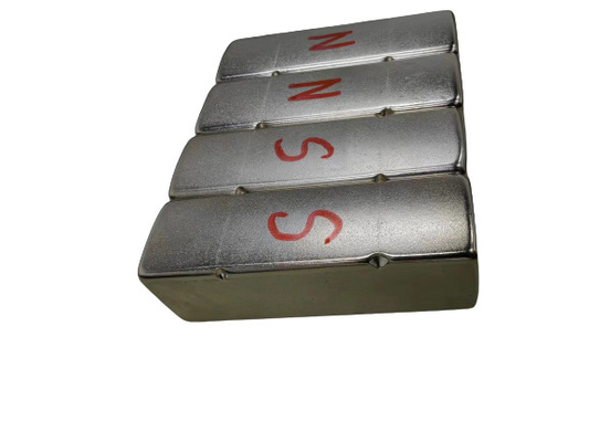 ซื้อ Ni-Cu-Ni การเคลือบ N52 65x20.5x20 Polarity บนพื้นที่โค้ง ด้วยการหักเล็ก ๆ น้อย ๆ บนด้านรัศมี สนามแม่เหล็กแรง MGOe online manufacture